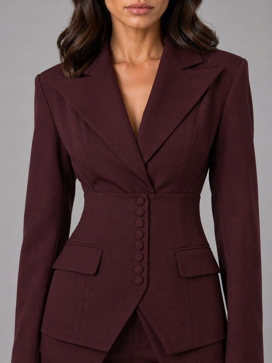 Anselma, dettaglio del blazer bordeaux con revers a lancia, vita segnata, bottoncini rivestiti e tasche con patta