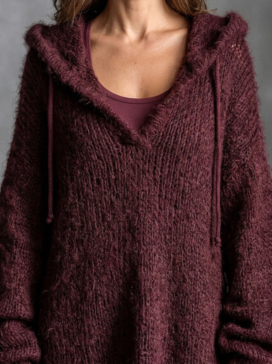Ausilia — abito in maglia bordeaux, dettaglio del cappuccio con scollo a V e coulisse