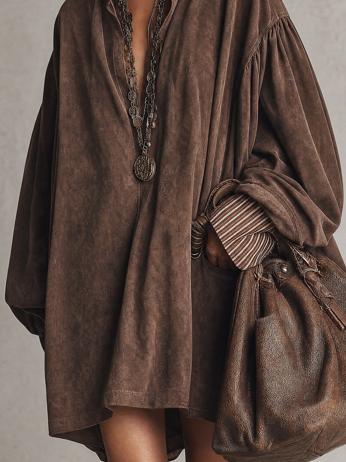 Fausta, abito mini effetto suede marrone, taglio oversize e maniche a palloncino con polsini a righe