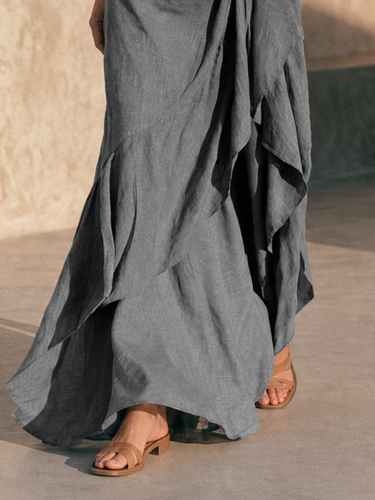 Evelina | Abito Maxi Minimal a Spalle Scoperte con Volant Asimmetrico, Grigio