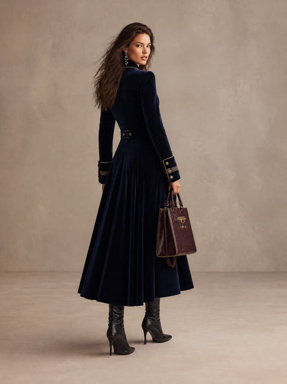 Cordelia | Cappotto Lungo in Velluto con Doppiopetto e Profili Dorati, Blu Navy