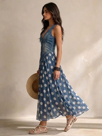 Adelia – abito lungo blu con corpetto effetto jeans e gonna a pois, di profilo