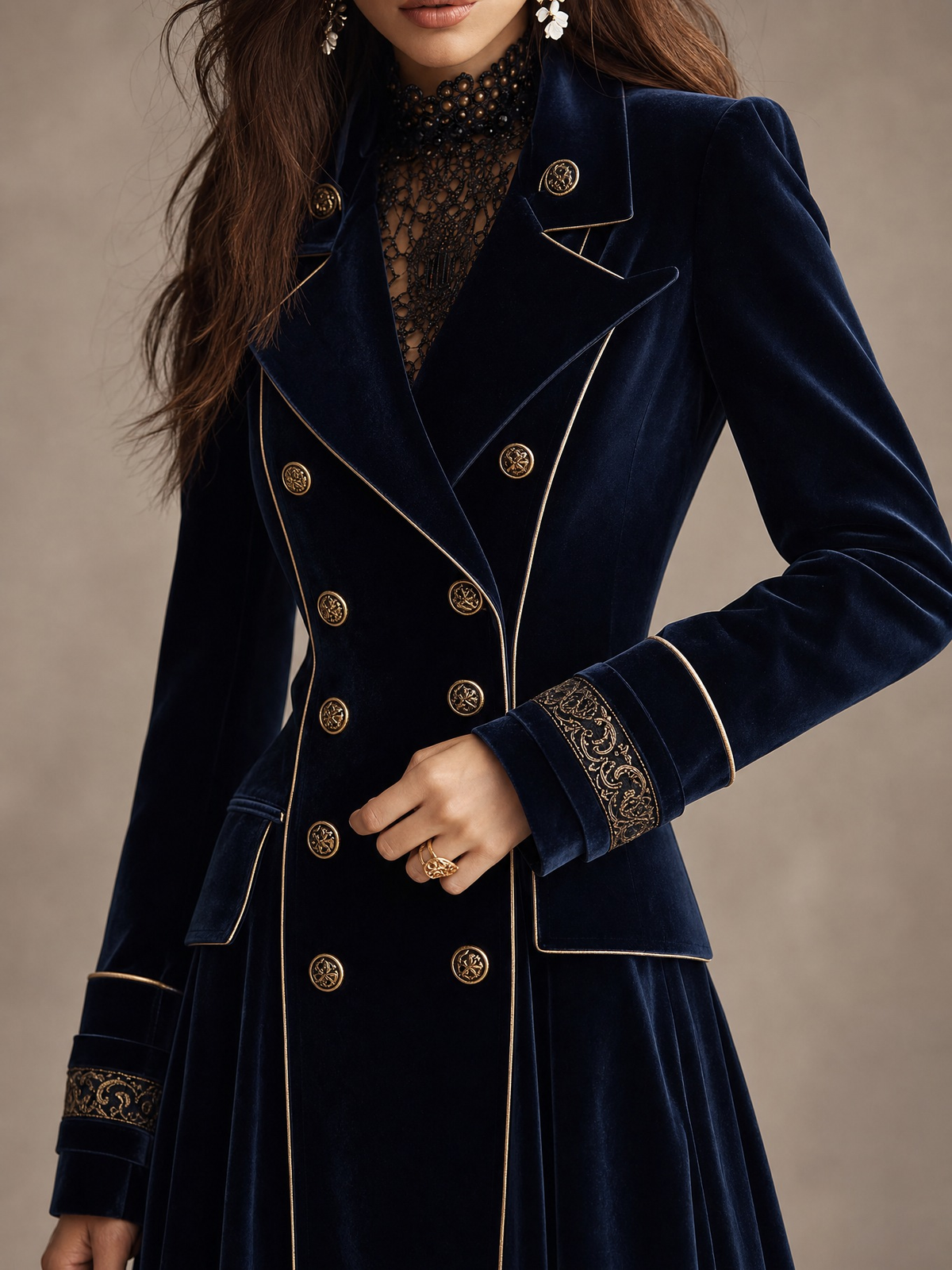 Cordelia | Cappotto Lungo in Velluto con Doppiopetto e Profili Dorati, Blu Navy