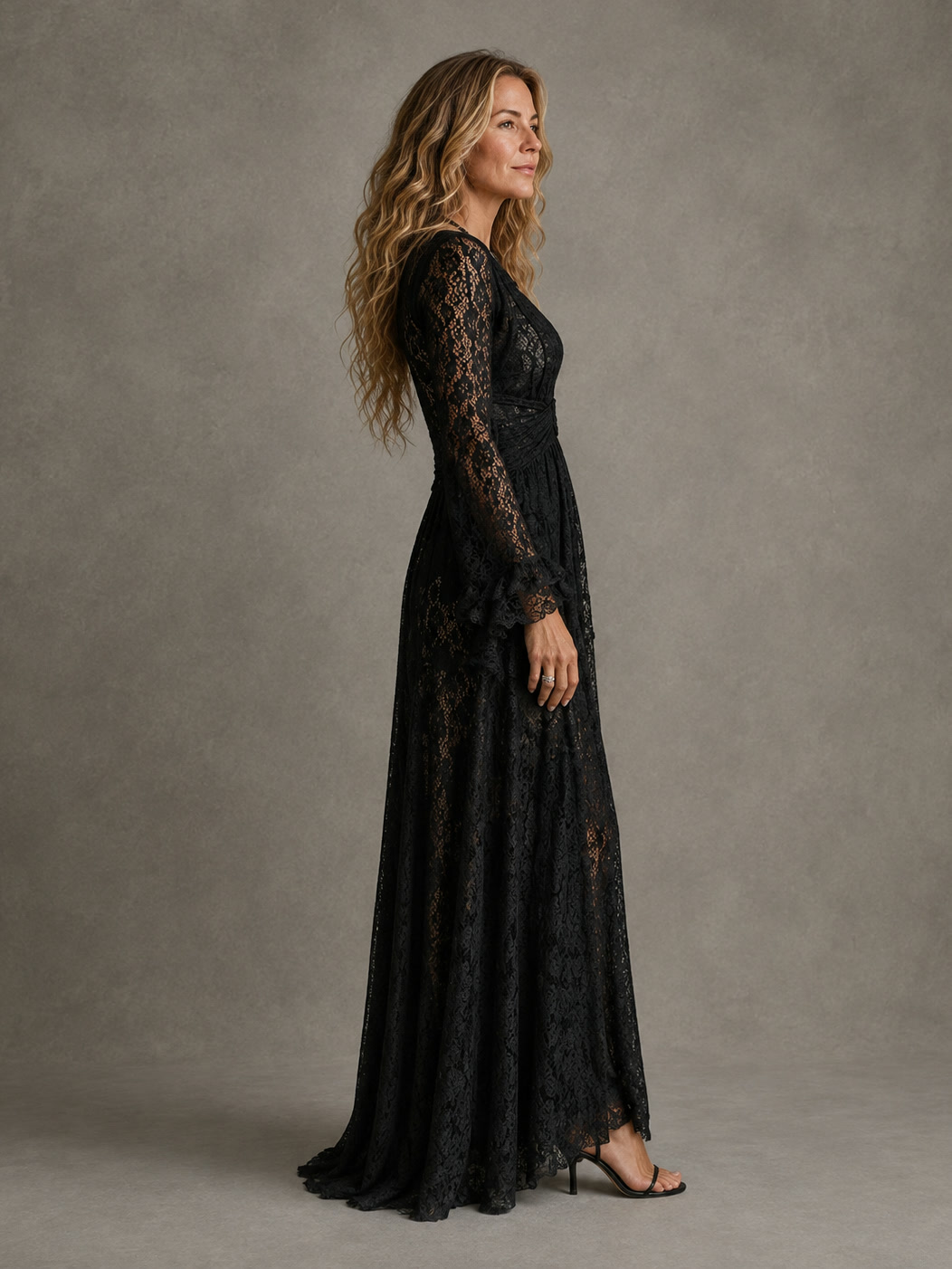 Assunta, abito lungo in pizzo nero visto di profilo