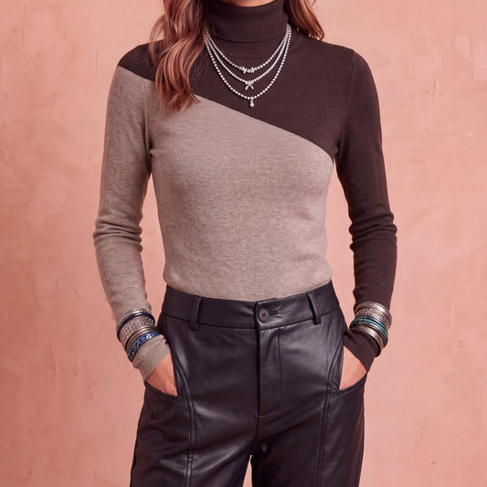 Filomena | Maglia Asimmetrica con Collo Alto e Dettaglio Patchwork