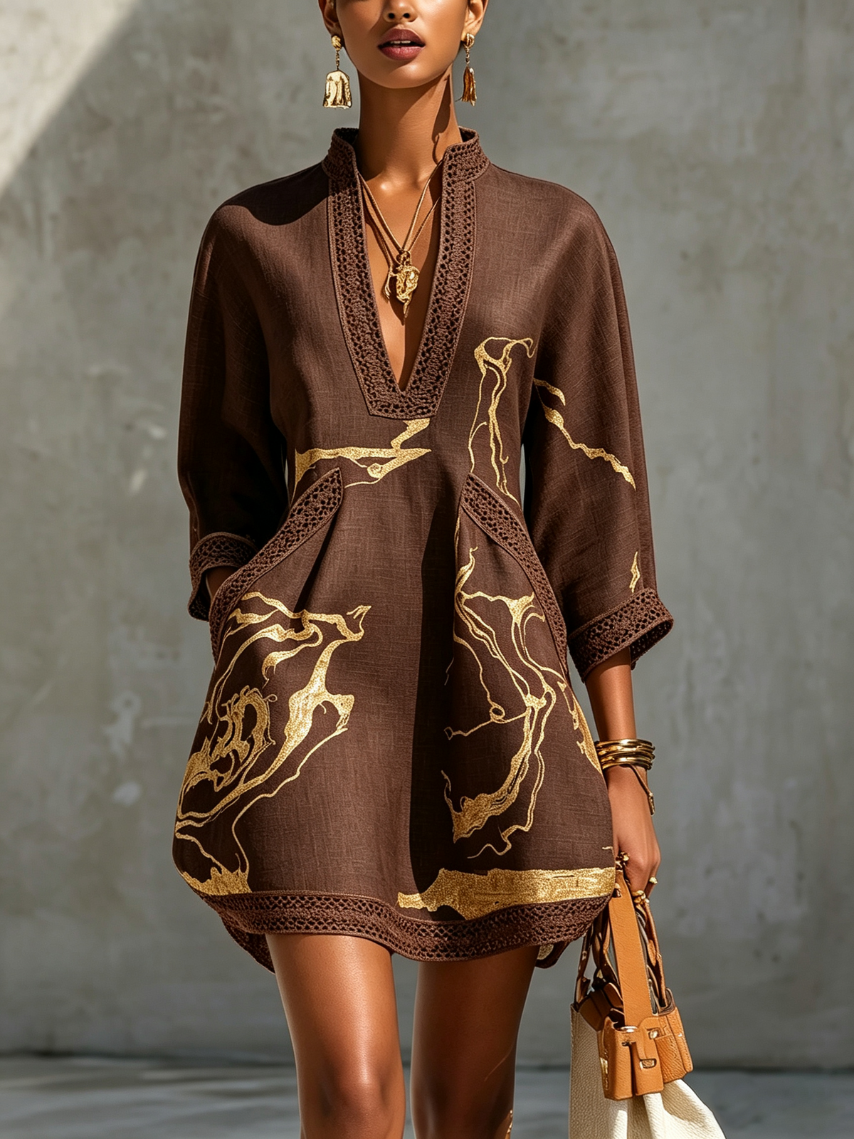 Fabiana | Abito Mini in Pizzo all'Uncinetto con Stampa Oro e Scollatura a V