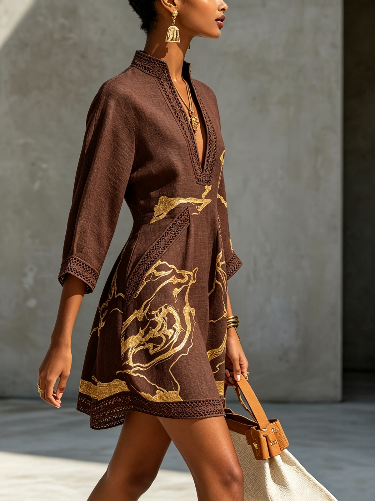 Fabiana | Abito Mini in Pizzo all'Uncinetto con Stampa Oro e Scollatura a V