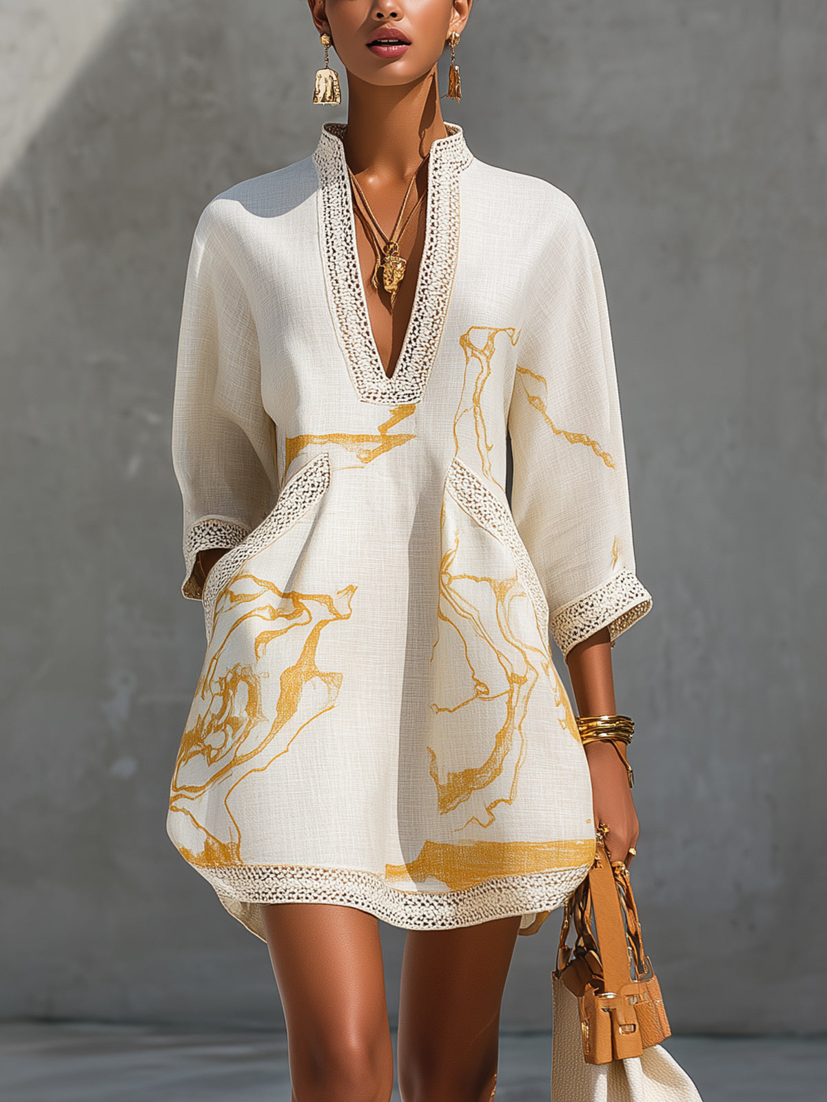 Fabiana | Abito Mini in Pizzo all'Uncinetto con Stampa Oro e Scollatura a V