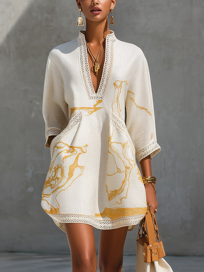 Fabiana | Abito Mini in Pizzo all'Uncinetto con Stampa Oro e Scollatura a V