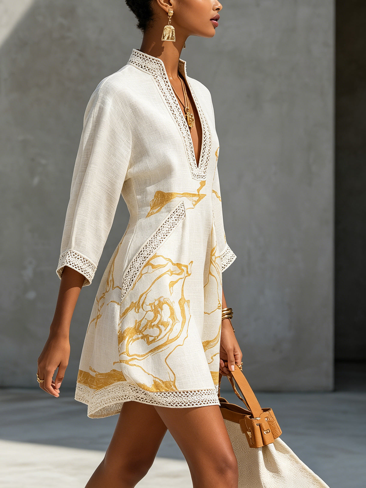 Fabiana | Abito Mini in Pizzo all'Uncinetto con Stampa Oro e Scollatura a V