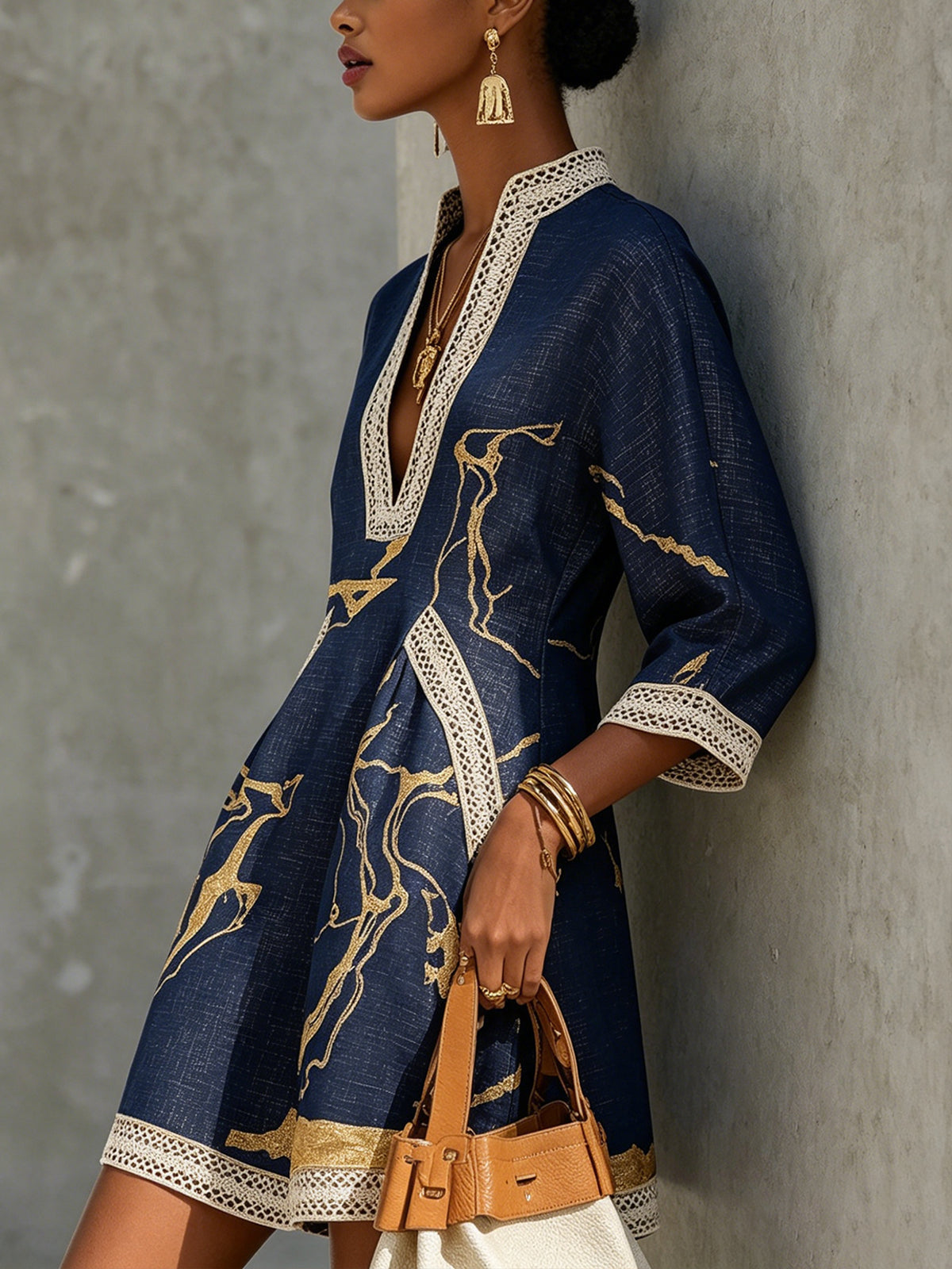 Fabiana | Abito Mini in Pizzo all'Uncinetto con Stampa Oro e Scollatura a V