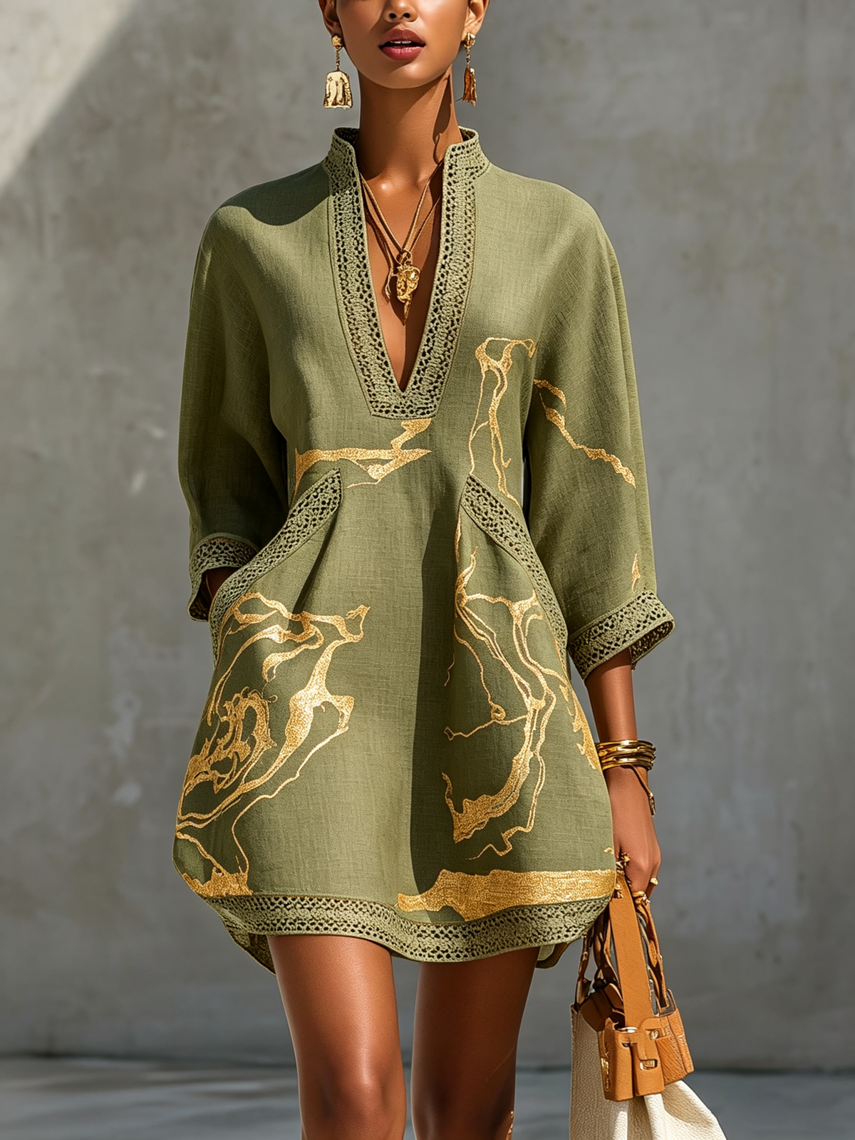 Fabiana | Abito Mini in Pizzo all'Uncinetto con Stampa Oro e Scollatura a V