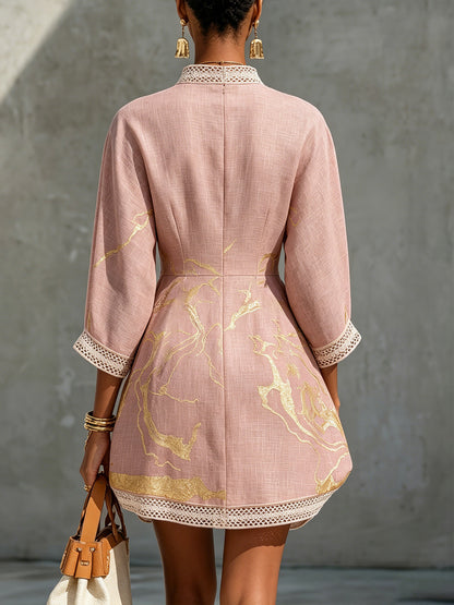 Fabiana | Abito Mini in Pizzo all'Uncinetto con Stampa Oro e Scollatura a V
