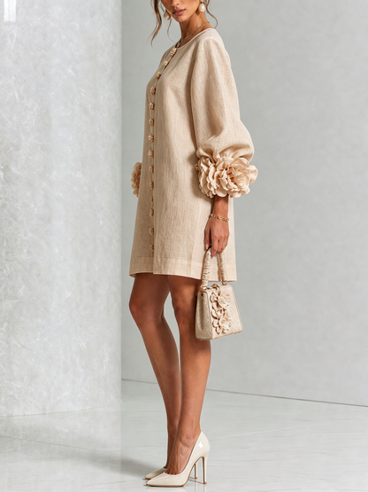 Ambrina – abito mini beige con polsini a fiori e bottoncini, di profilo