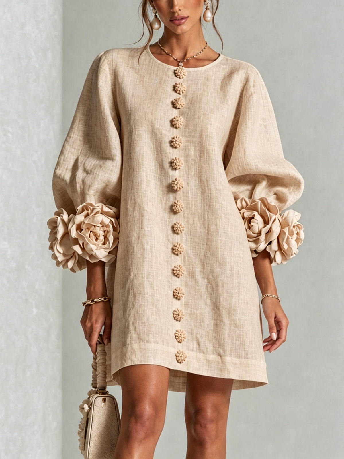 Ambrina – abito mini beige con polsini a fiori e bottoncini, frontale