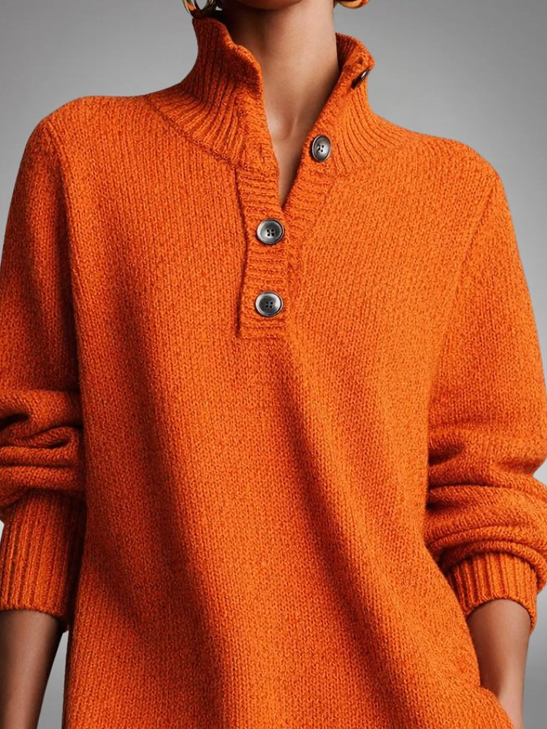 Sonia, abito in maglia arancione con collo alto e bottoni — dettaglio del collo
