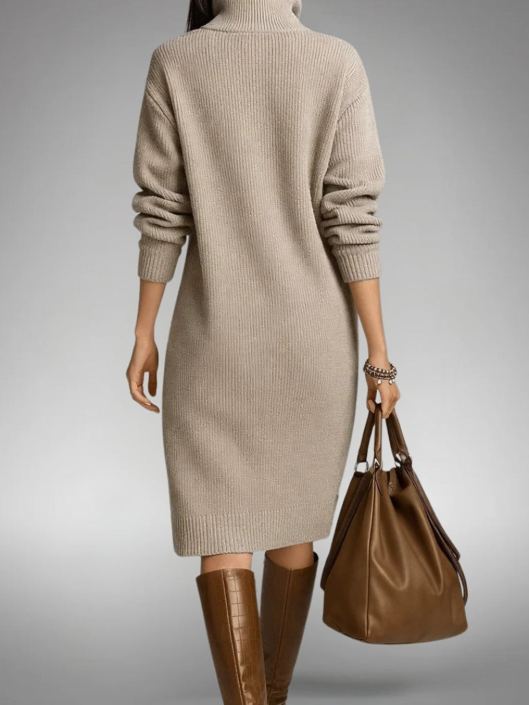 Adelina, abito in maglia beige con collo alto e bottoni — dietro