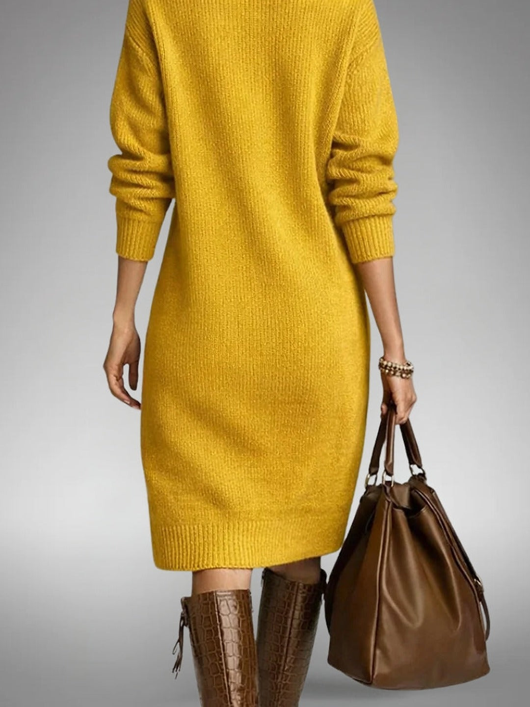 Barbara, abito in maglia giallo senape con collo alto e bottoni — dietro