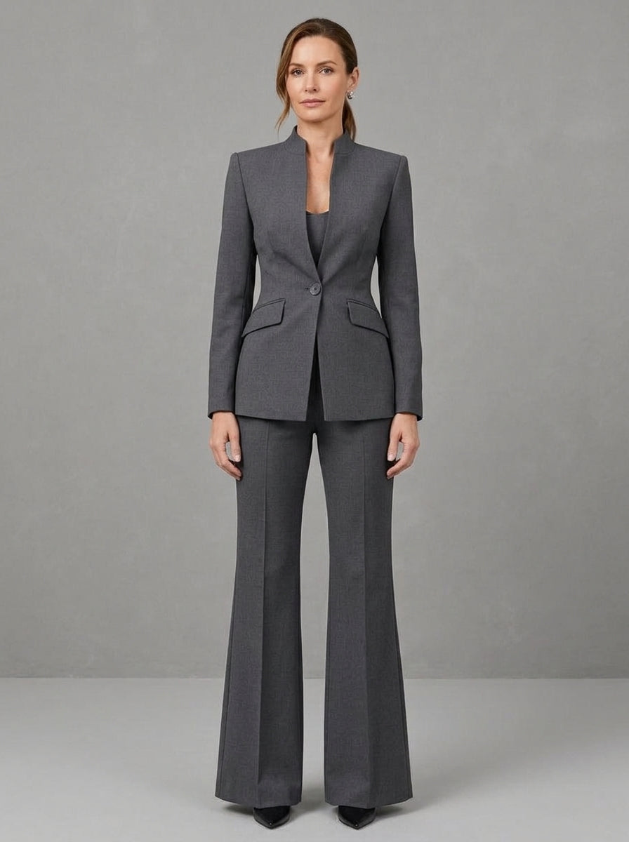 Alda — completo grigio antracite con blazer a listino e pantalone a zampa, vista frontale