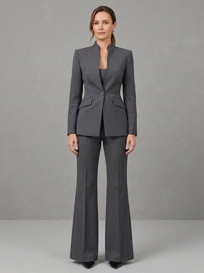 Alda — completo grigio antracite con blazer a listino e pantalone a zampa, vista frontale