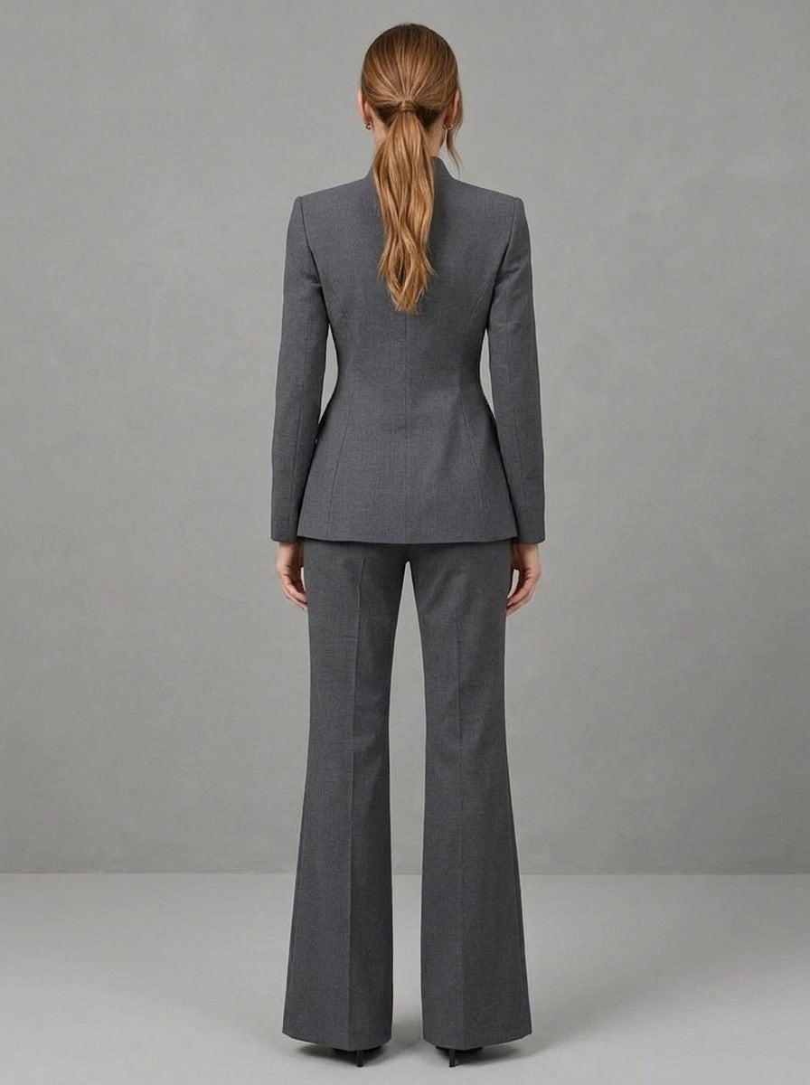 Alda — completo grigio antracite con blazer a listino e pantalone a zampa, vista posteriore