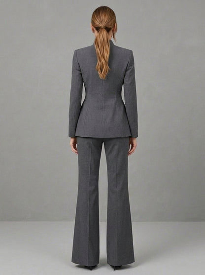 Alda — completo grigio antracite con blazer a listino e pantalone a zampa, vista posteriore