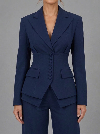 Alina — completo blu navy, dettaglio dei bottoncini rivestiti e delle tasche a patta