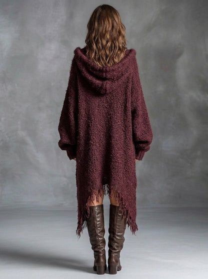 Ausilia — abito midi in maglia bordeaux con cappuccio, vista posteriore con orlo più lungo dietro