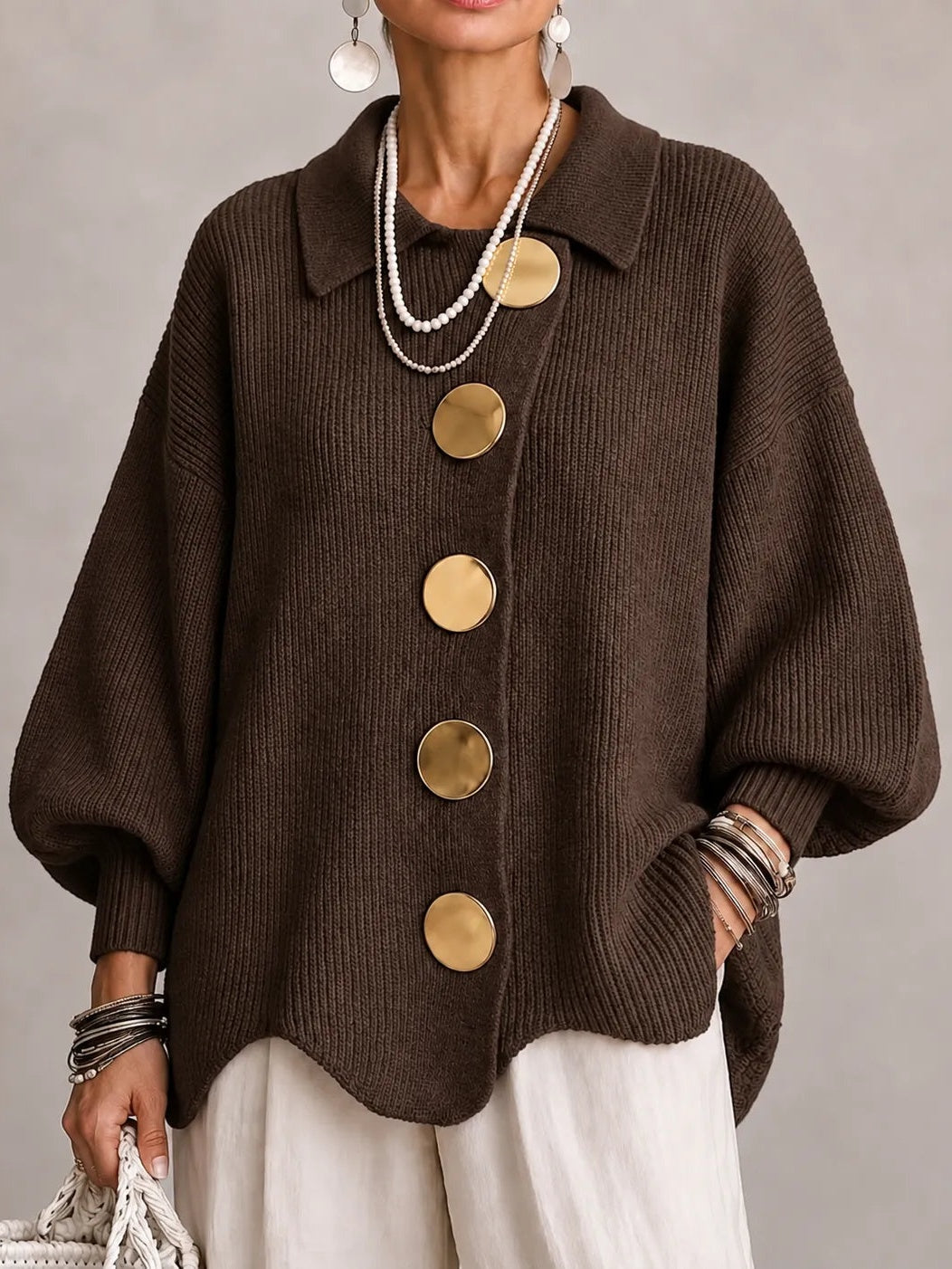 Cardigan oversize a coste marrone cioccolato con orlo smerlato e bottoni dorati