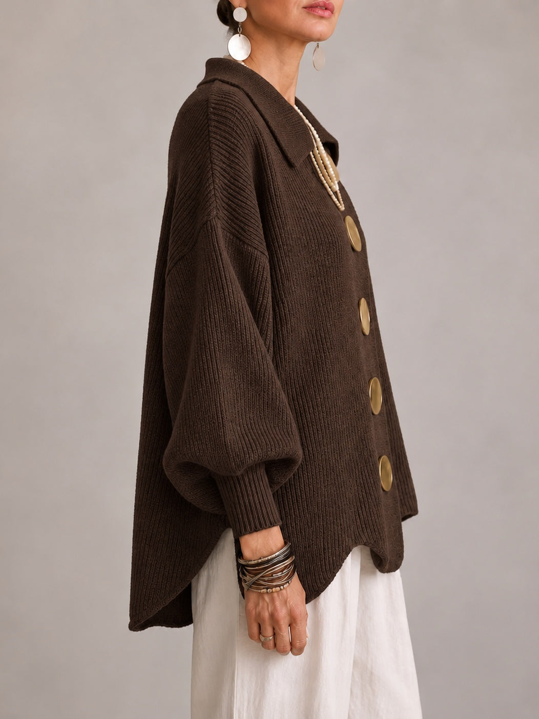 Cardigan marrone cioccolato a coste, vista laterale con maniche a palloncino