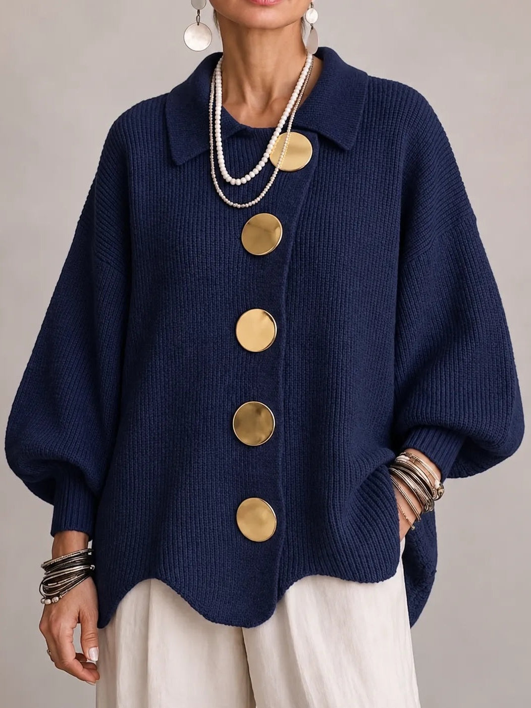 Cardigan oversize a coste blu navy con orlo smerlato e bottoni dorati