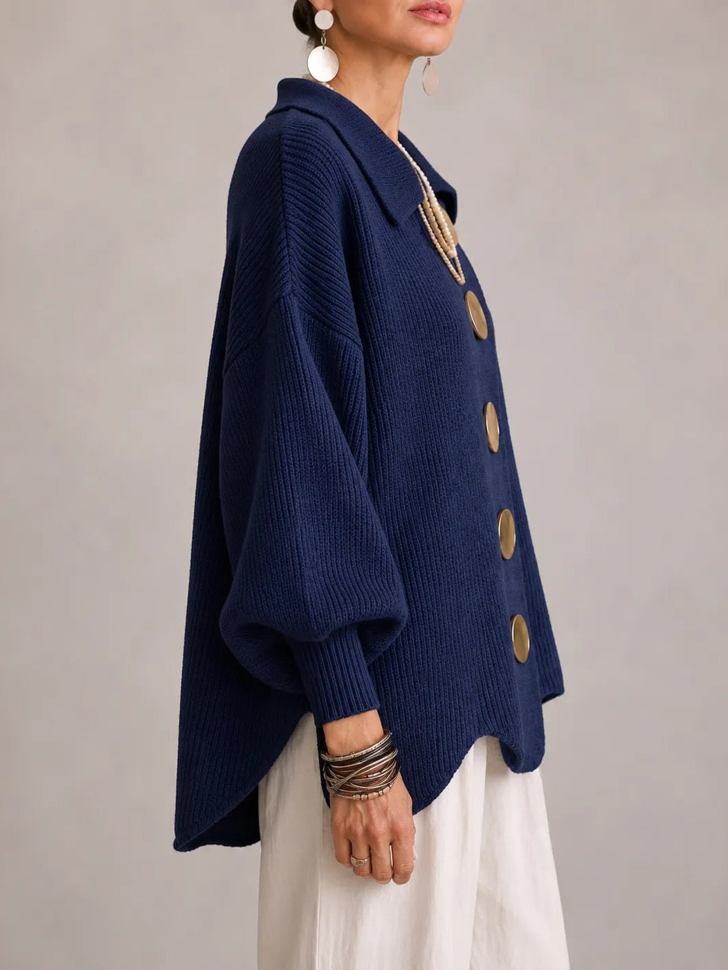 Cardigan blu navy a coste, vista laterale con maniche a palloncino