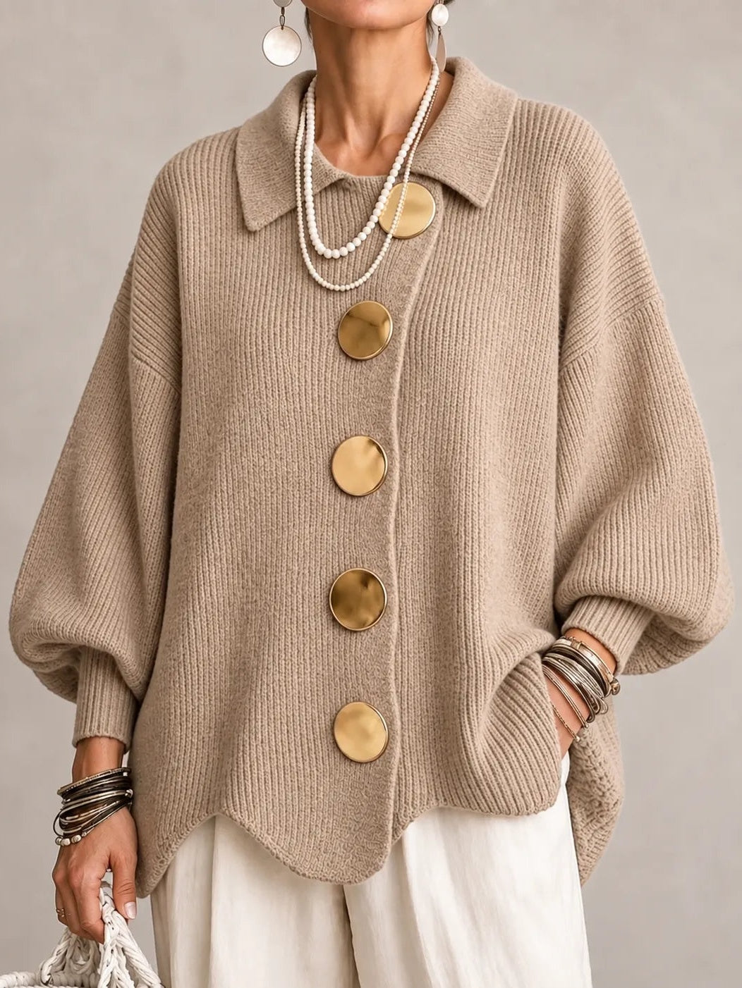 Cardigan oversize a coste beige sabbia con orlo smerlato e bottoni dorati