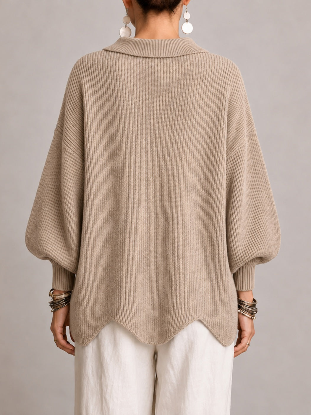 Cardigan beige sabbia a coste, vista posteriore con orlo smerlato