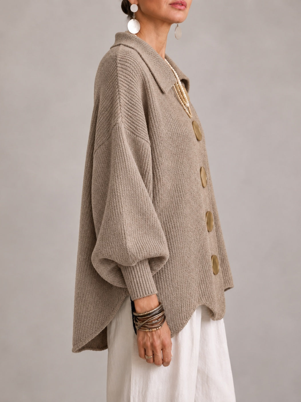 Cardigan beige sabbia a coste, vista laterale con maniche a palloncino