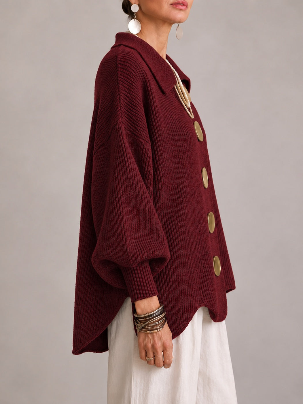 Cardigan bordeaux a coste, vista laterale con maniche a palloncino