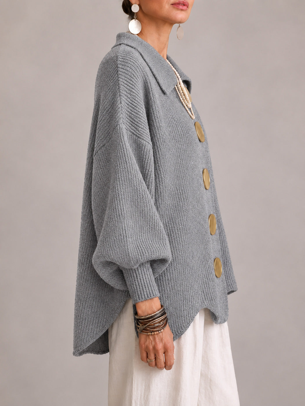 Cardigan Rosanna grigio, vista di profilo con i cinque bottoni dorati