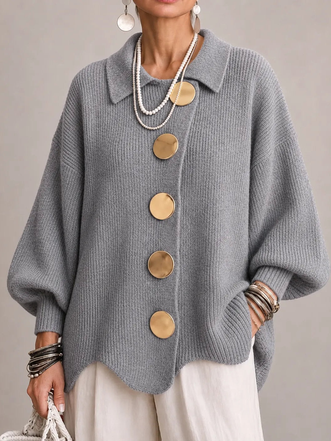 Cardigan oversize a coste grigio con orlo smerlato e bottoni dorati