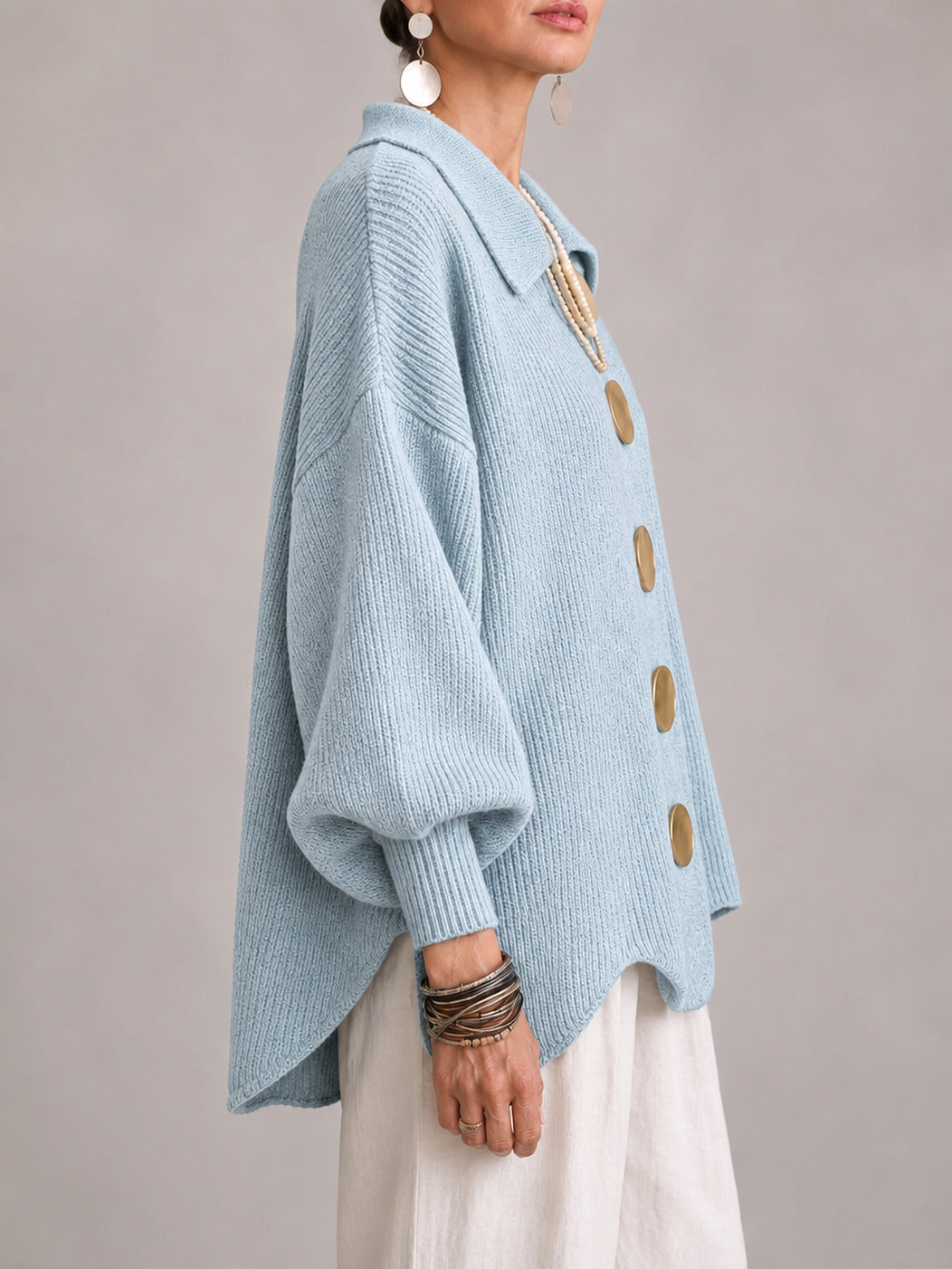 Cardigan Oriana azzurro polvere, vista di profilo con i cinque bottoni dorati