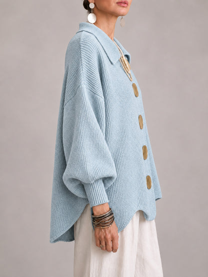 Cardigan Oriana azzurro polvere, vista di profilo con i cinque bottoni dorati