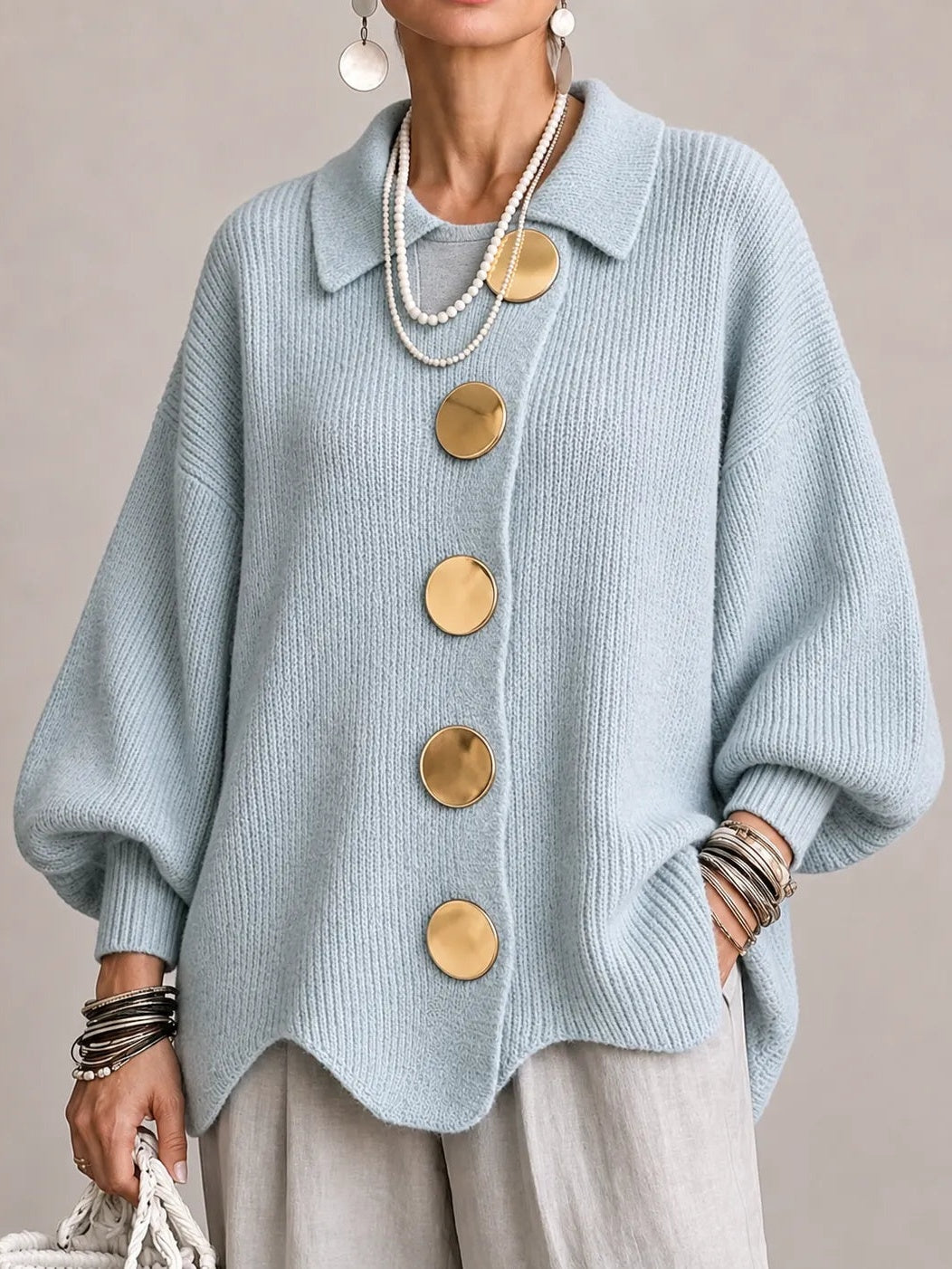 Cardigan oversize a coste azzurro polvere con orlo smerlato e bottoni dorati