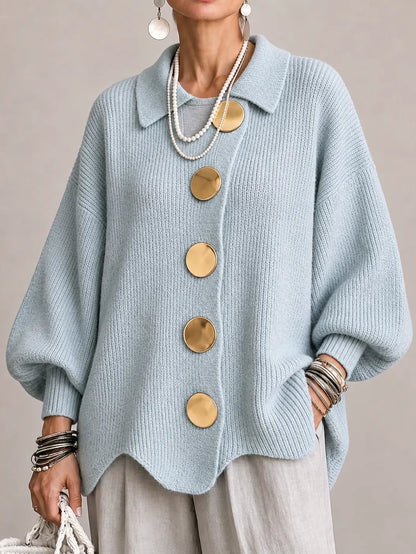 Cardigan oversize a coste azzurro polvere con orlo smerlato e bottoni dorati