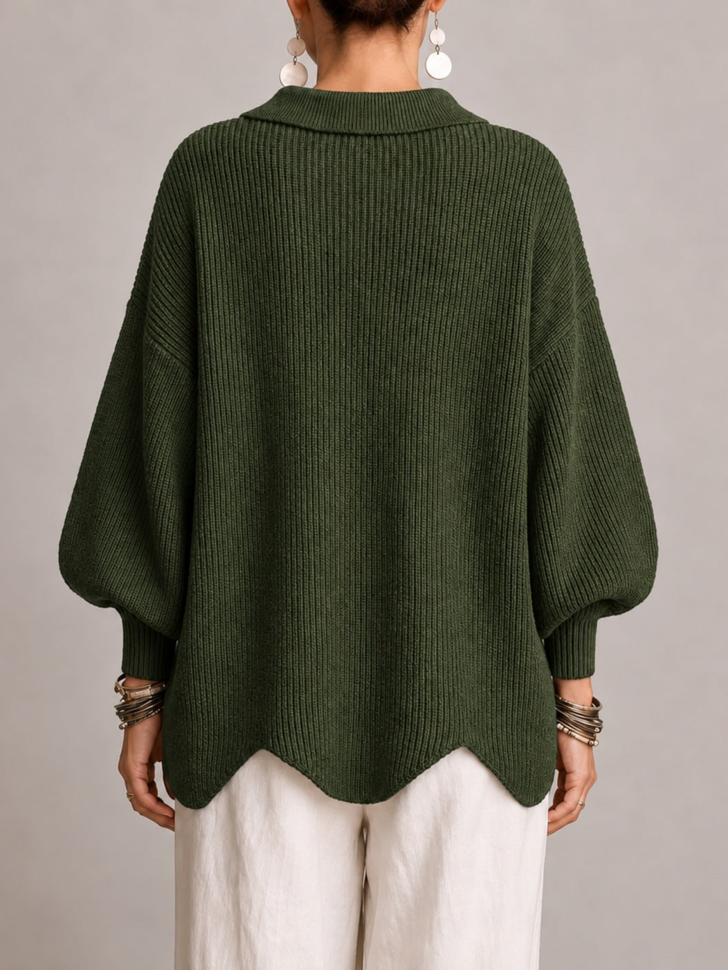 Cardigan verde oliva a coste, vista posteriore con orlo smerlato
