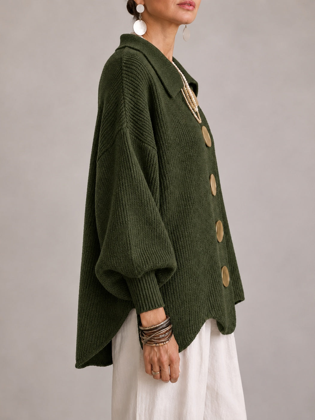 Cardigan verde oliva a coste, vista laterale con maniche a palloncino