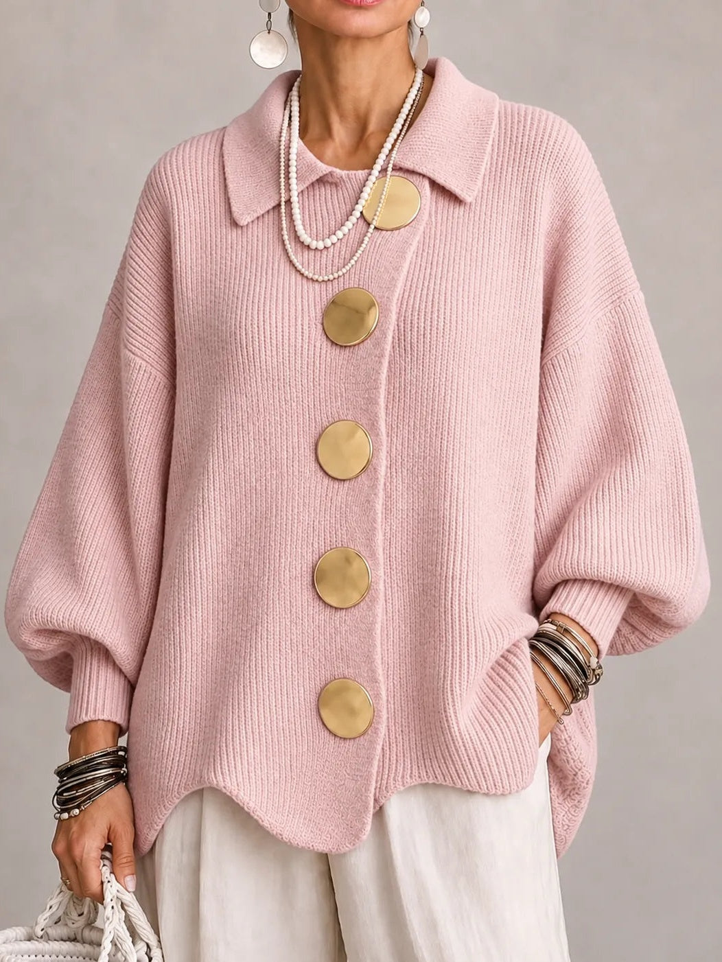 Cardigan oversize a coste rosa cipria con orlo smerlato e bottoni dorati