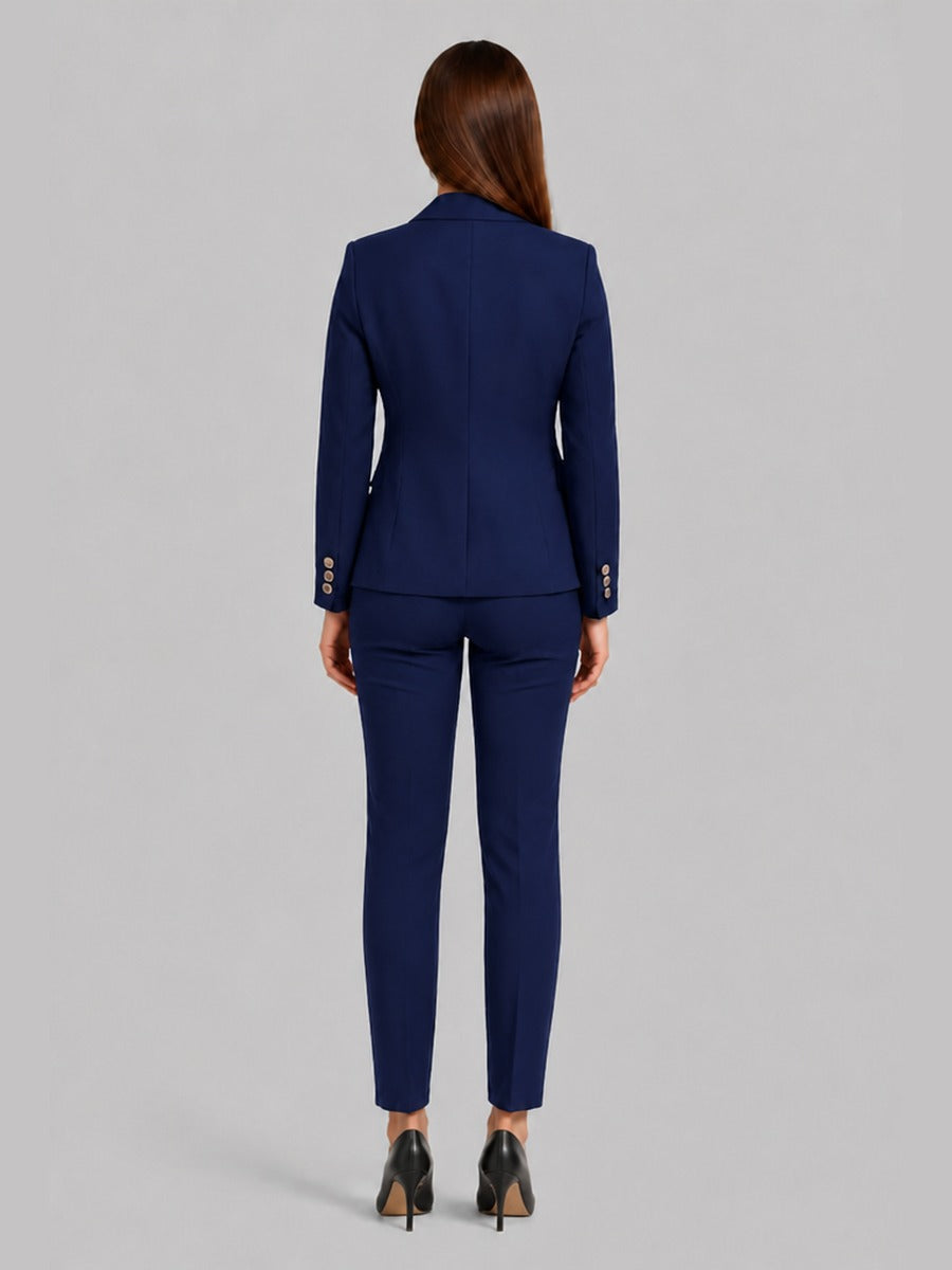 Costantina, tailleur doppiopetto e pantaloni dritti, dettaglio