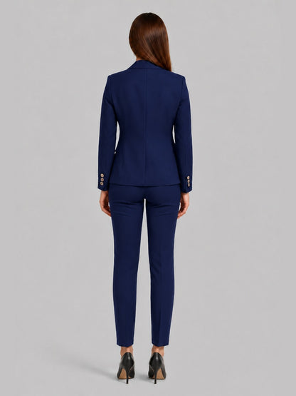 Costantina, tailleur doppiopetto e pantaloni dritti, dettaglio