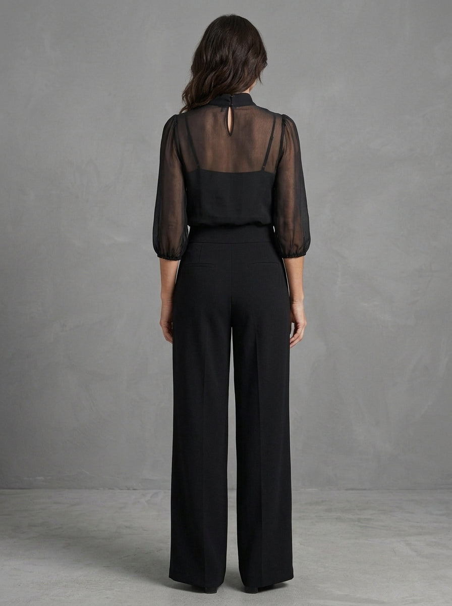 Dalia — completo nero con blusa trasparente e pantalone a gamba larga, vista posteriore