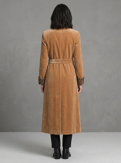 Dora — cappotto lungo in velluto cammello, vista posteriore