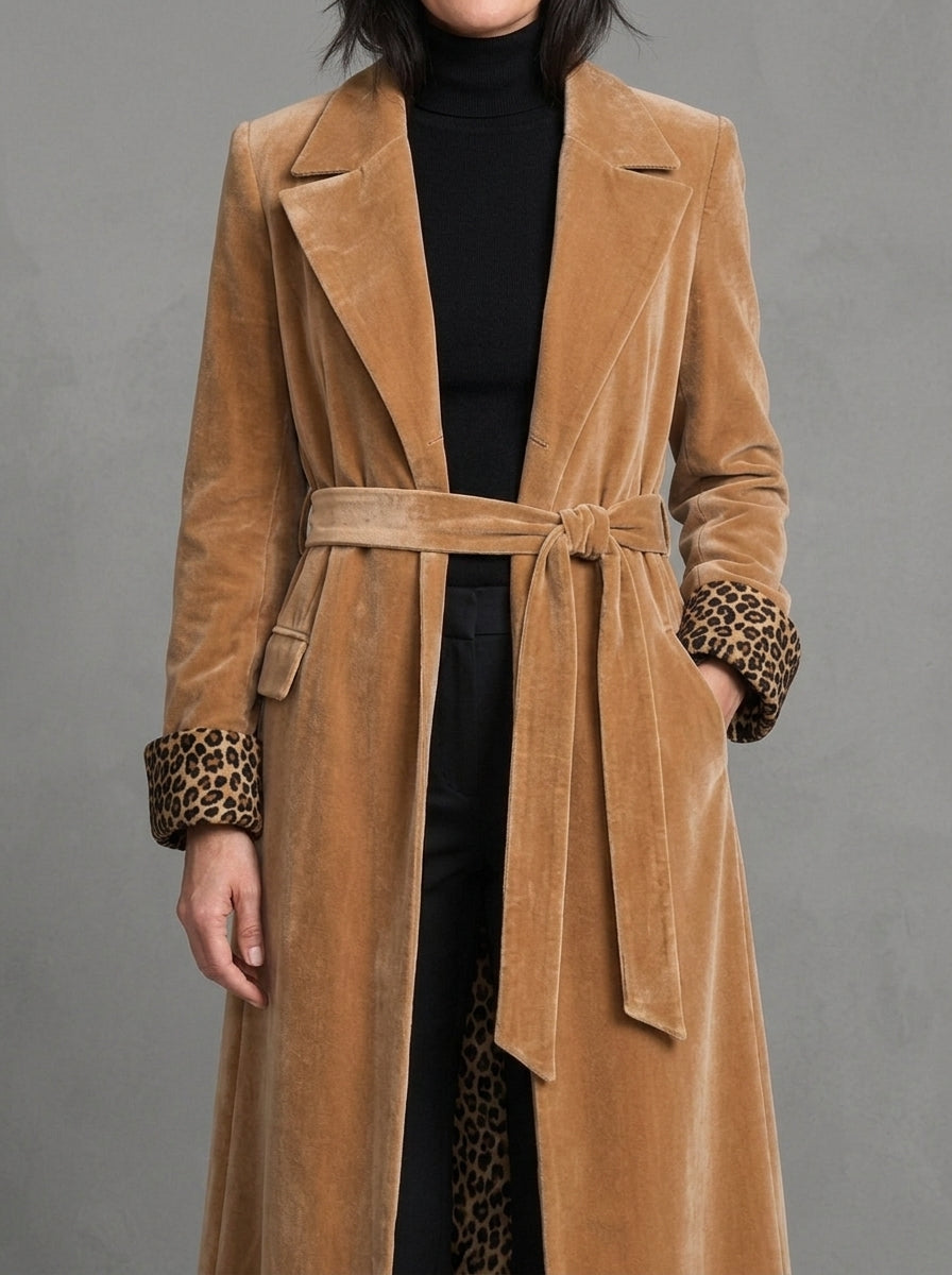 Dora — cappotto in velluto cammello, dettaglio dei revers, del polsino e della fodera leopardata
